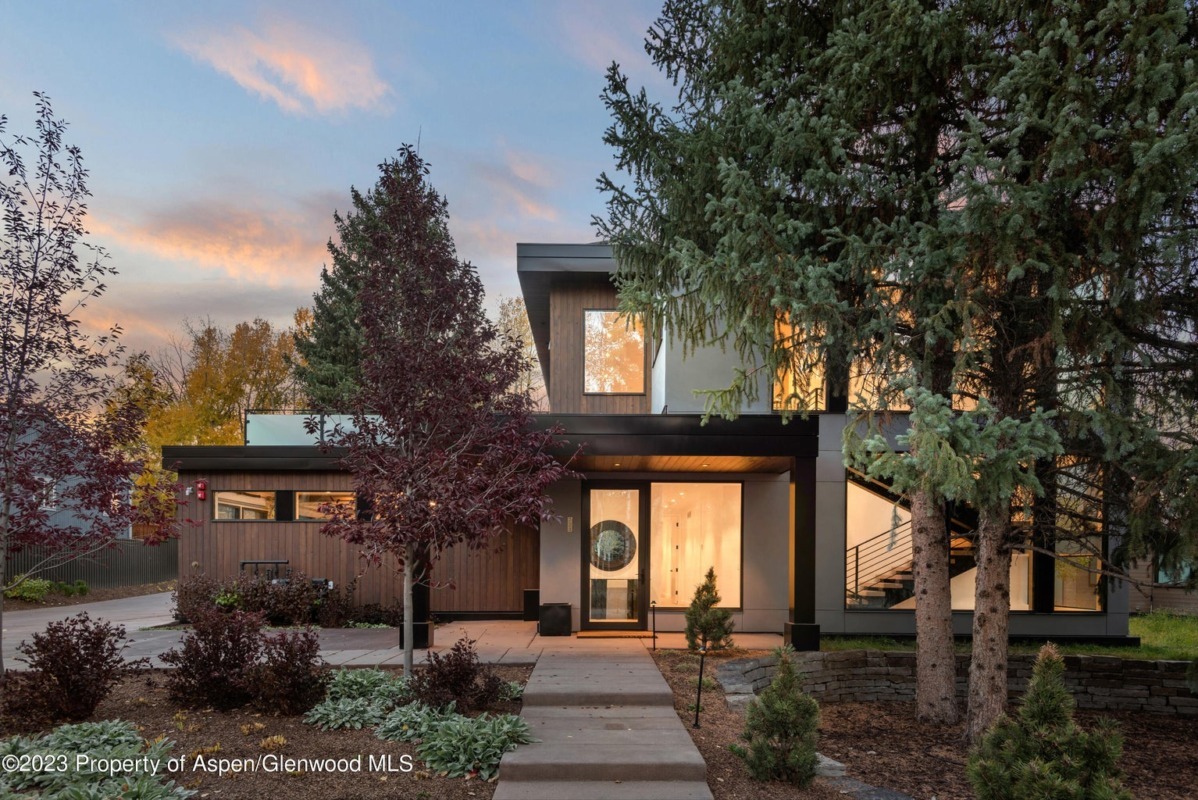 2021 Built Half Duplex at 721 Cemetery Ln Sells for $9.4M/$2,222 SF Furn Image
